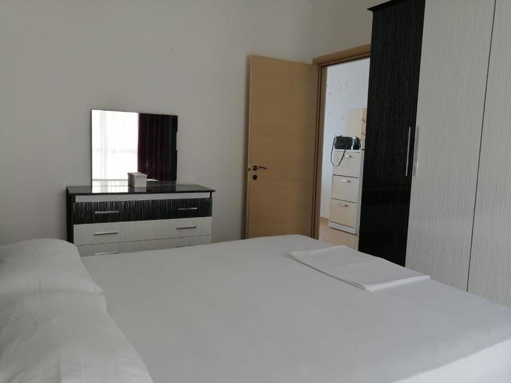 סרנדה Bilal Golemi Sea View Apartment מראה חיצוני תמונה